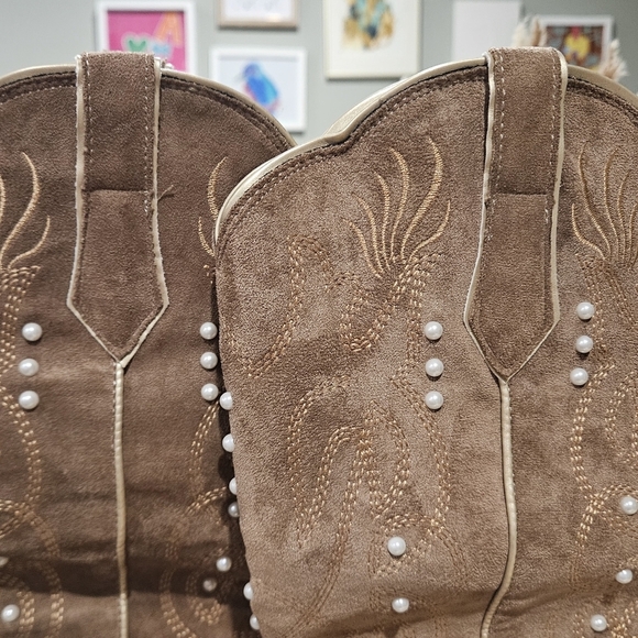 PIERRE DUMAS Faux Suede Tall Heeled Cowboy Boots. Taupe Brown/pearl Accents. 7.5 - Picture 15 of 16